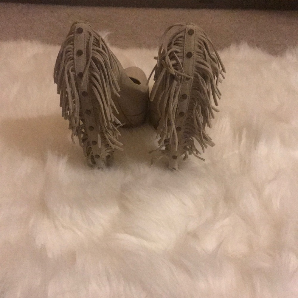 Classic heel with edge. - Picture 3 of 3